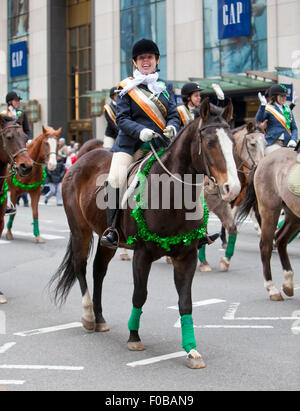 NEW YORK, NY, STATI UNITI D'AMERICA - Mar 17, 2014: l'annuale festa di San Patrizio Parade lungo la Quinta Avenue in New York City. Foto Stock