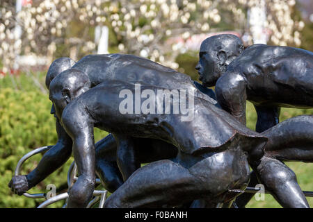 Olympia, ciclisti scultura di Gabor Mihaly nel 1993, il Comitato Olimpico Internazionale, Olympic Garden Losanna Foto Stock