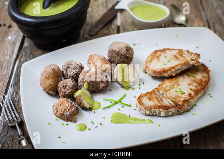 Bistecca di tonno con pesto servito con patate Foto Stock