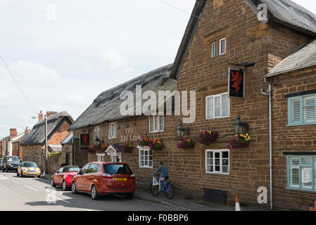 17th ° secolo il Red Lion Inn, Main Street, Crick, Northamptonshire, Inghilterra, Regno Unito Foto Stock