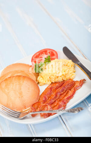 Colazione in stile americano di frittelle, pancetta e uova Foto Stock