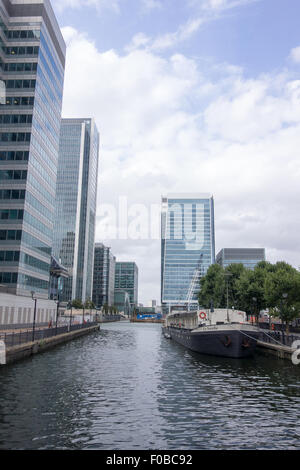 Barche lungo il Millwall Inner Dock in Isle of Dogs, a est di Londra. Foto Stock