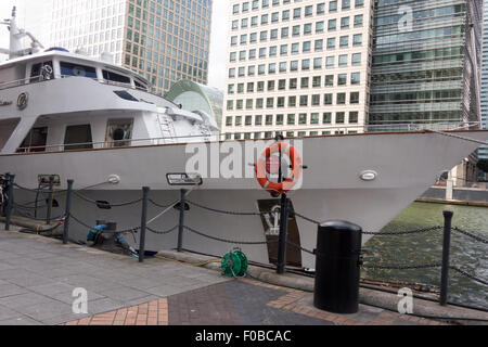 Una crociera di bianco chiamato 'piacere assoluto' è inserito accanto a boya a South Quay a Londra. Foto Stock