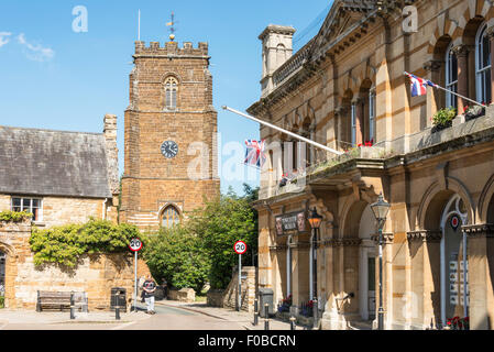 Il Vecchio Municipio e la chiesa di San Lorenzo, Piazza del Mercato, Towcester, Northamptonshire, England, Regno Unito Foto Stock