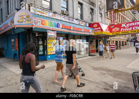 Una bodega accanto a un Kennedy fritto di pollo nel quartiere di Harlem in New York Domenica, 9 agosto 2015. (© Richard B. Levine) Foto Stock