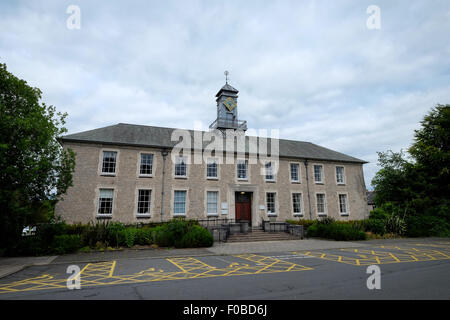 Kendal county hall esterno, Busher a piedi, Kendal Foto Stock