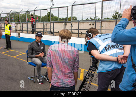 Racing driver Nelson Piquet Jr intervistata nel box durante una pausa nella Formula e test a Donington canalina REGNO UNITO Foto Stock