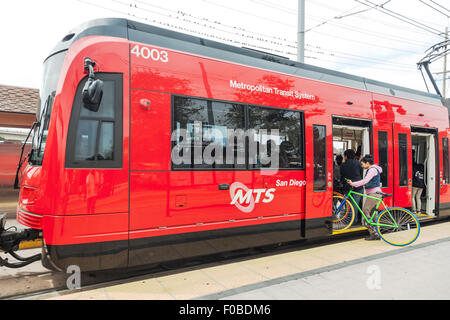 Parte anteriore del metropolita di un sistema di trasporto (MTS) luce treno ("Il Trolley') con imbarco di passeggeri, San Diego, California, USA. Foto Stock