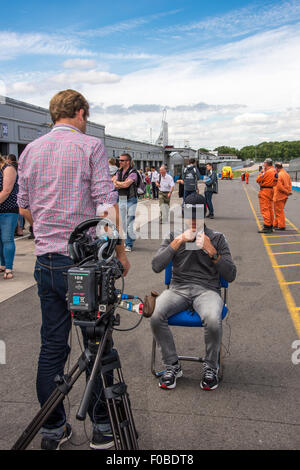 Racing driver Nelson Piquet Jr intervistata nel box durante una pausa nella Formula e test a Donington canalina REGNO UNITO Foto Stock