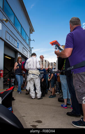 Driver Jacques Villeneuve firma autografi e incontro con i tifosi durante una pausa nella Formula e test a Donington canalina REGNO UNITO Foto Stock