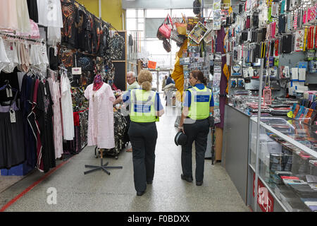 Polizia femminile il sostegno comunitario ufficiali pattugliano interno del mercato rag Birmingham REGNO UNITO Foto Stock