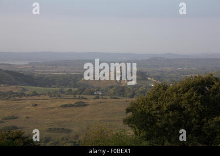 Corfe Castle affiancato da East Hill e West Hill Il Purbeck Hills il Isle of Purbeck Dorset Inghilterra Foto Stock