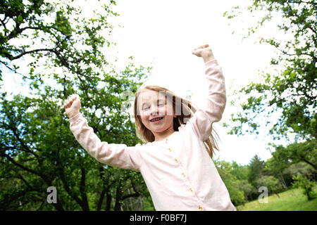 Adorabile bambina nella foresta prato Foto Stock