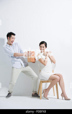 Giovane ragazza dando un regalo Foto Stock