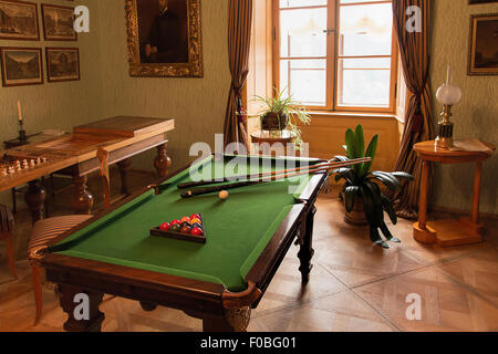 La piscina storica o il tavolo da biliardo e altri giochi in stile classico Biedermeier Foto Stock