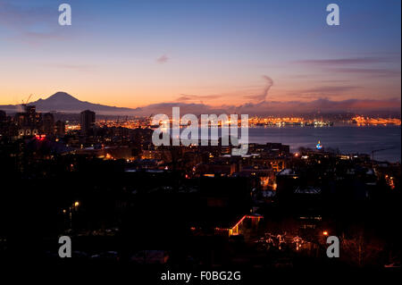 Immagine retrò di Alba in nebbia con il Porto di Seattle con grandi gru da Queen Anne Hill Foto Stock