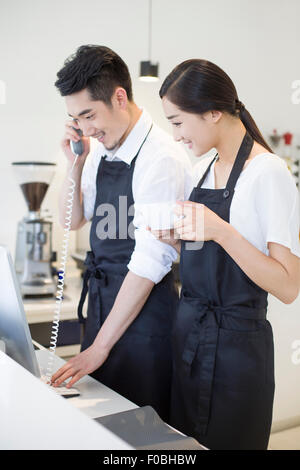 Coppia giovane lavora in coffee shop Foto Stock