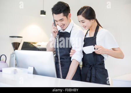 Coppia giovane lavora in coffee shop Foto Stock