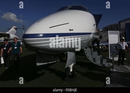 Sao Paulo, Brasile. 11 Ago, 2015. La gente visita il 12th Annual Latin American Business Aviation Conference e Exhibition 2015 all'aeroporto di Congonhas in Sao Paulo, Brasile, 11 Agosto, 2015. © Rahel Patrasso/Xinhua/Alamy Live News Foto Stock