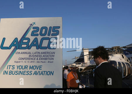 Sao Paulo, Brasile. 11 Ago, 2015. La gente visita il 12th Annual Latin American Business Aviation Conference e Exhibition 2015 all'aeroporto di Congonhas in Sao Paulo, Brasile, 11 Agosto, 2015. © Rahel Patrasso/Xinhua/Alamy Live News Foto Stock