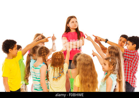 Fiducioso ragazza stand nel circolo degli amici Foto Stock