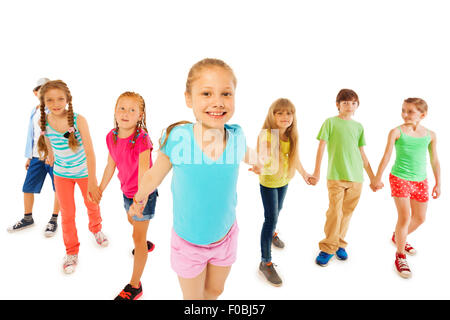 Molti ragazzi con felice ragazza tenere mani e tirare Foto Stock