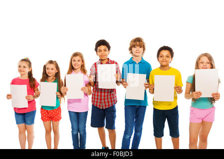 Molti ragazzi stand vuoto con fogli di carta in linea Foto Stock