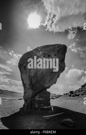 Equilibrato fecce Rock Ferry Coconino County Arizona in bianco e nero in verticale Foto Stock