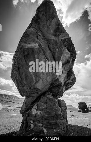 Equilibrato fecce Rock Ferry Coconino County Arizona in bianco e nero in verticale Foto Stock