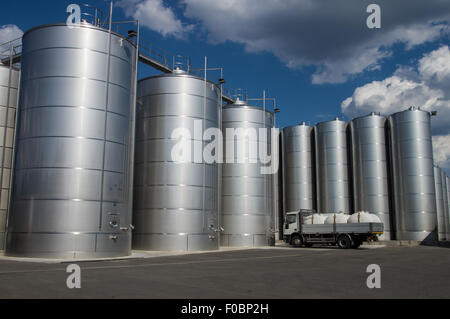 Silos in Toscana per il vino e per il magazzinaggio dei cereali Foto Stock