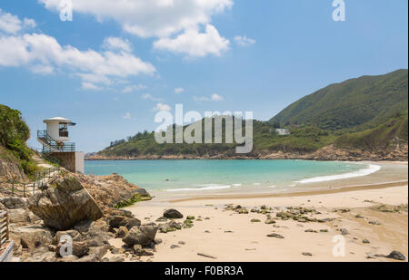 Big Waves Beach è parte di Shek o country park in Isola di Hong Kong. Questo è il fine dell'molto popolari Dragon's Back Trail. Foto Stock