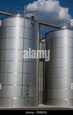 Silos in Toscana per il vino e per il magazzinaggio dei cereali Foto Stock