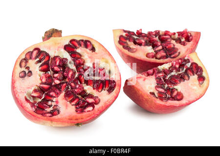 Close-up di un affettato ripe rosso melograno, isolati su sfondo bianco. Foto Stock