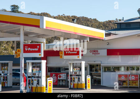 Shell e un supermercato Coles express con marchio gas combustibile dalla stazione di Avalon,Sydney, Nuovo Galles del Sud, Australia Foto Stock