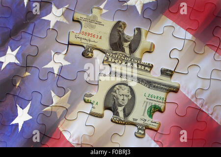 Stati Uniti nota banca vs Federal Reserve nota contro una bandiera americana puzzle Foto Stock