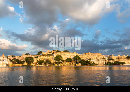 Una vista di Udaipur city Palace di fronte lago Pichola in Udaipur, Rajasthan, India Foto Stock