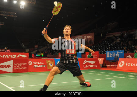 Jakarta, Indonesia. 12 Ago, 2015. Raul deve di Estonia restituisce il volano a Chen a lungo della Cina durante la mens singoli secondo turno la corrispondenza alla BWF Campionati del Mondo 2015 a Jakarta, Indonesia, Agosto 12, 2015. Raul deve perso 0-2. Credit: Veri Sanovri/Xinhua/Alamy Live News Foto Stock