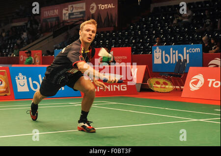 Jakarta, Indonesia. 12 Ago, 2015. Raul deve di Estonia restituisce il volano a Chen a lungo della Cina durante la mens singoli secondo turno la corrispondenza alla BWF Campionati del Mondo 2015 a Jakarta, Indonesia, Agosto 12, 2015. Raul deve perso 0-2. Credit: Veri Sanovri/Xinhua/Alamy Live News Foto Stock