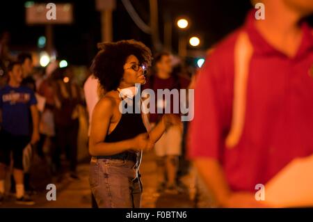 Ferguson, STATI UNITI D'AMERICA. 11 Ago, 2015. I manifestanti gridare slogan durante una manifestazione in Ferguson, gli Stati Uniti, il 11 agosto, 2015. Le proteste dell'anniversario della ripresa di disarmato 18-anno-vecchio Michael Brown sono state estese per una seconda giornata di martedì in Ferguson. Lo stato di emergenza è stato dichiarato per la città di Ferguson il lunedì a seguito di scontri tra polizia e manifestanti domenica notte. Credito: Egli Xianfeng/Xinhua/Alamy Live News Foto Stock