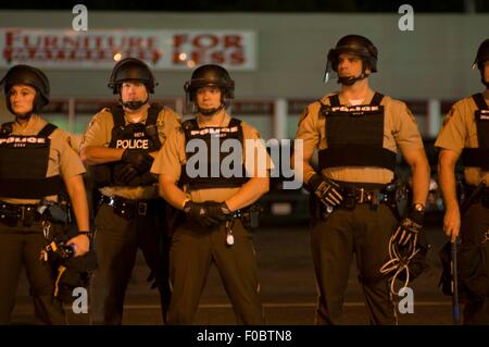 Ferguson, STATI UNITI D'AMERICA. 11 Ago, 2015. Cavalletto di polizia di guardia su una strada nel corso di una manifestazione in Ferguson, gli Stati Uniti, il 11 agosto, 2015. Le proteste dell'anniversario della ripresa di disarmato 18-anno-vecchio Michael Brown sono state estese per una seconda giornata di martedì in Ferguson. Lo stato di emergenza è stato dichiarato per la città di Ferguson il lunedì a seguito di scontri tra polizia e manifestanti domenica notte. Credito: Egli Xianfeng/Xinhua/Alamy Live News Foto Stock