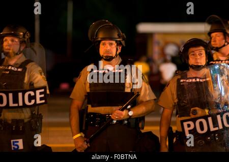 Ferguson, STATI UNITI D'AMERICA. 11 Ago, 2015. Poliziotti di guardia su una strada nel corso di una manifestazione in Ferguson, gli Stati Uniti, il 11 agosto, 2015. Le proteste dell'anniversario della ripresa di disarmato 18-anno-vecchio Michael Brown sono state estese per una seconda giornata di martedì in Ferguson. Lo stato di emergenza è stato dichiarato per la città di Ferguson il lunedì a seguito di scontri tra polizia e manifestanti domenica notte. Credito: Egli Xianfeng/Xinhua/Alamy Live News Foto Stock