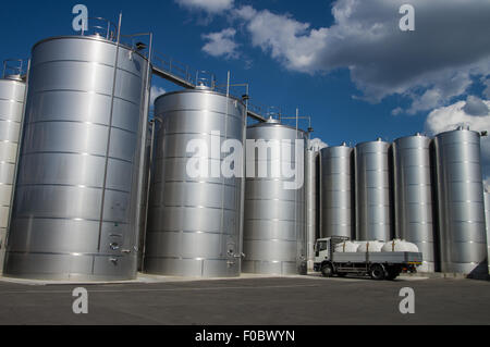 Silos in Toscana per il vino e per il magazzinaggio dei cereali Foto Stock