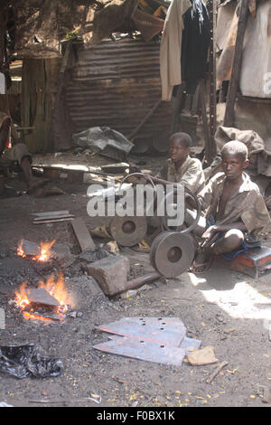 BANDIAGARA, MALI - 5 Ottobre , 2008: Unidentified i bambini a lavorare in una fabbrica del ferro prese a Bandiagara in Mopti Foto Stock