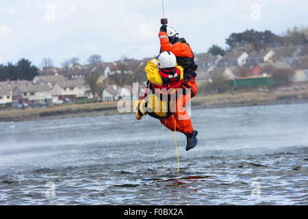 Irish Coast Guard equipaggio visualizzare un acqua formazione di salvataggio in mare Foto Stock