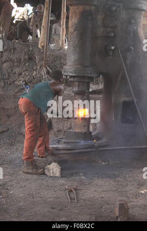 BANDIAGARA, MALI - 5 Ottobre , 2008: uomo non identificato a lavorare in una fabbrica del ferro prese a Bandiagara nella regione di Mopti in Mal Foto Stock