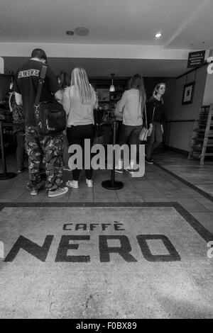 Ingresso al Cafe Nero Salisbury Wiltshire Foto Stock