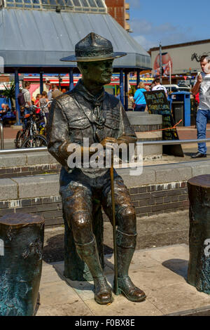 Scultura di Robert Baden Powell situato sulla banchina di Poole, Dorset, England, Regno Unito Foto Stock