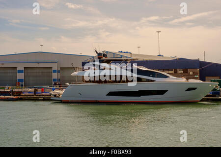 Sunseeker barche di lusso accanto a Sunseeker boat yard Poole Dorset Regno Unito Foto Stock