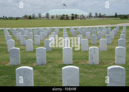 Le lapidi a Sarasota Cimitero nazionale con il patriota Plaza in background. Foto Stock