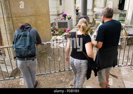 Tomba di cantante e rock star Jim Morrison sul cimitero di Pere Lachaise di Parigi in Francia. Si tratta di uno dei più visitati del cimitero Foto Stock